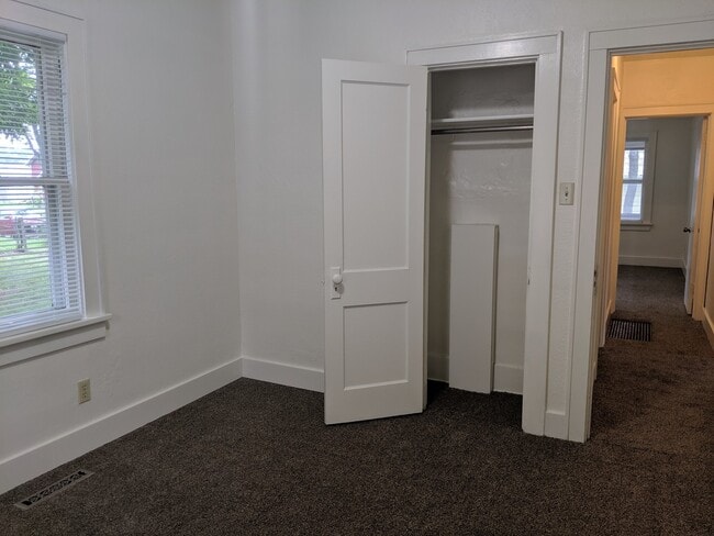 Building Photo - Nice 2-Bedroom Home for Rent in North Central Elkhart