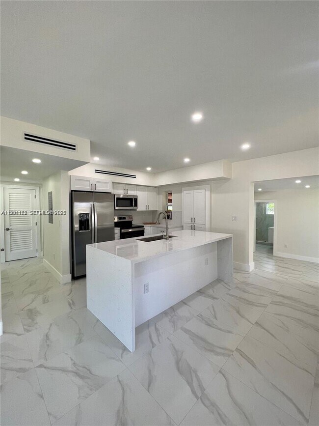 Building Photo - 5970 SW 46th St