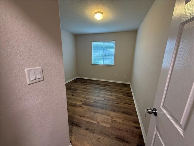 Building Photo - 334 TX-332 Loop