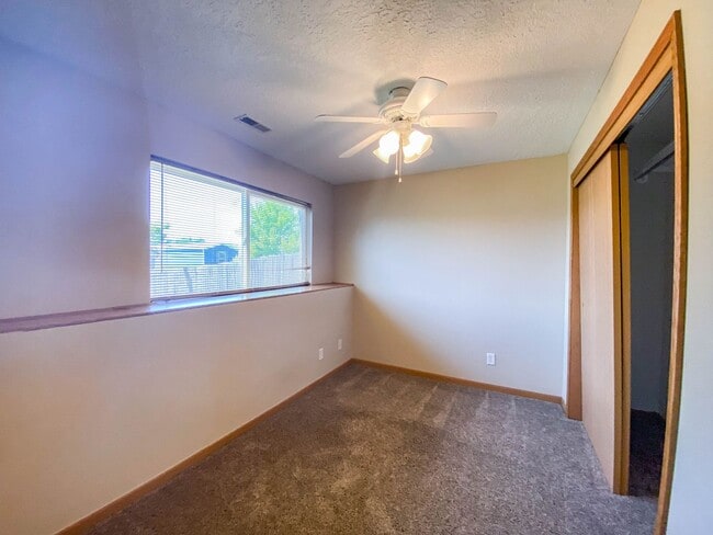 Building Photo - 450 SE Westgate Dr