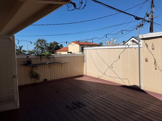 Building Photo - Fantastic updated studio with ocean views from patios