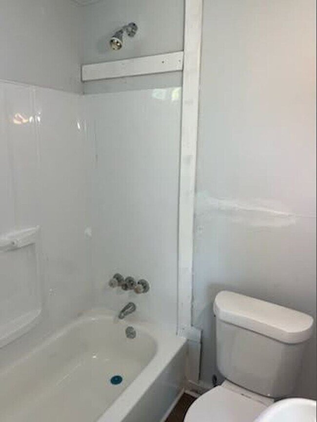 Building Photo - Section 8 Accepted! Spacious Newly Renovat...