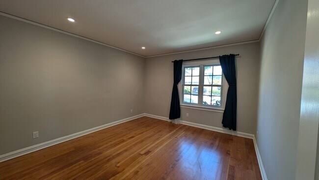 Building Photo - Laurel Street Triplex