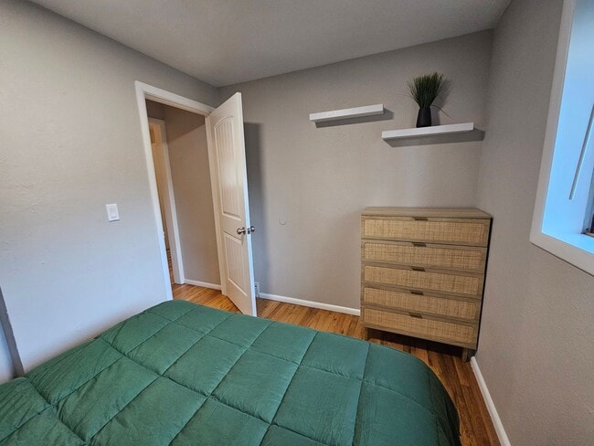 Building Photo - Fully Furnished Mid Century Charmer- month to month/midterm/short term, 3 bedrooms, highly desira...