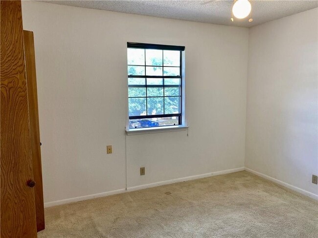 Building Photo - 6902 Thorncliffe Dr