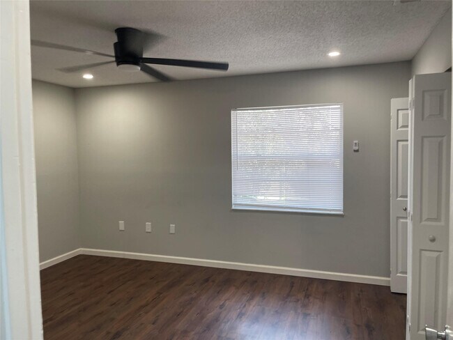 Building Photo - 2017 Oleander Blvd