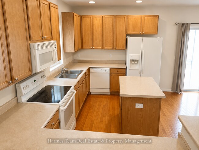 Building Photo - 3 Bed | 2.5 Bath Townhome In School District #2