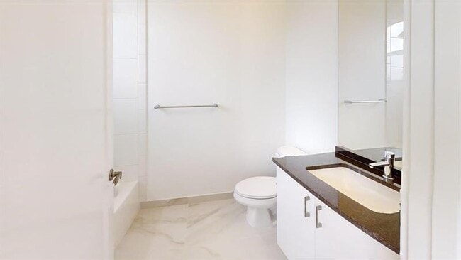 Building Photo - 8299 Essex Country Clb Dr