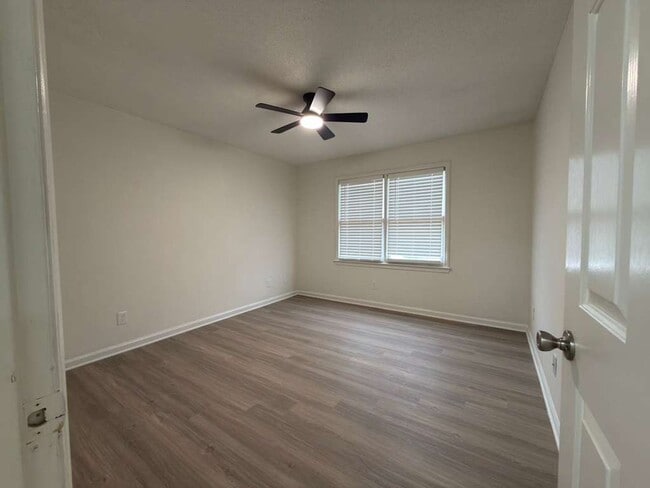Building Photo - One Bedroom Condo