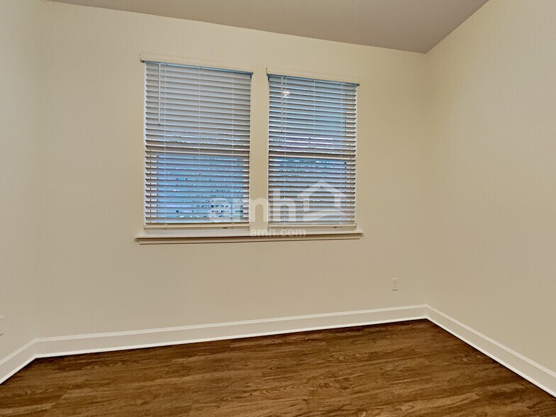 Building Photo - 450 Sandstone Dr