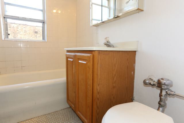 Building Photo - 653 W Belmont Ave