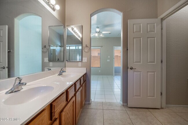 Building Photo - 4618 W Cottontail Rd