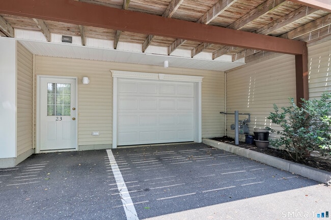Building Photo - 570 Danbury Rd