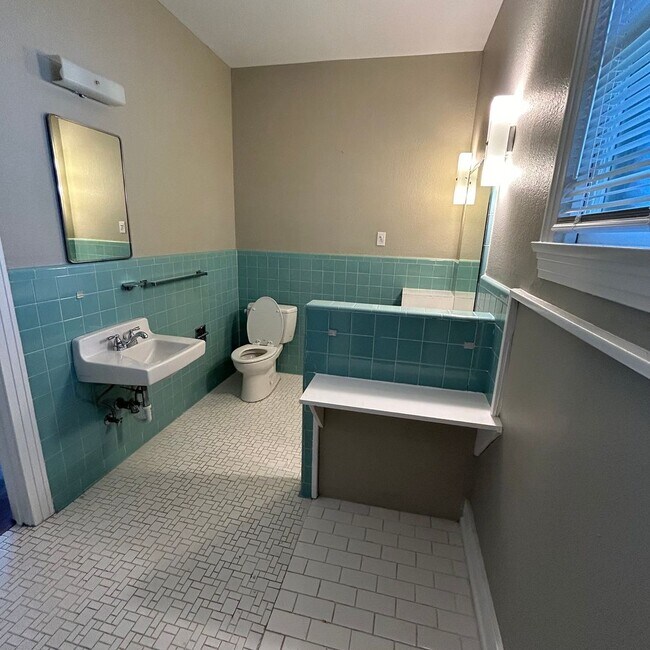 Building Photo - Large 5 bed house in the hart of West Campus.