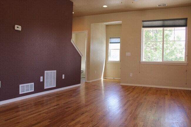 Building Photo - Stunning 3 Bedroom Home in North Fort Collins.