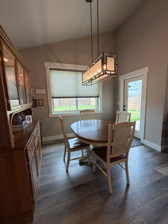 Building Photo - Gorgeous Silverbrook Home