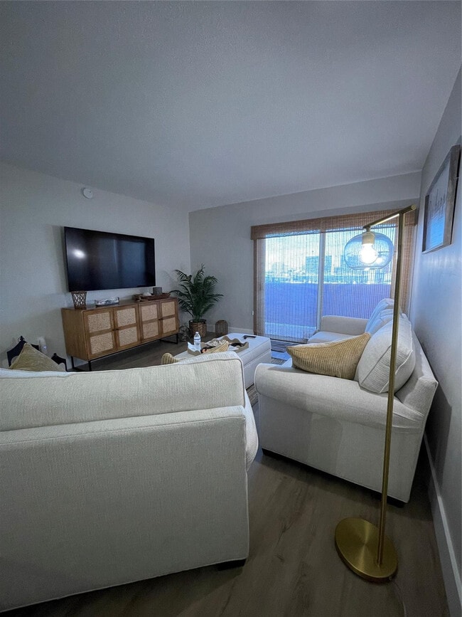 Building Photo - 400 Kings Point Dr