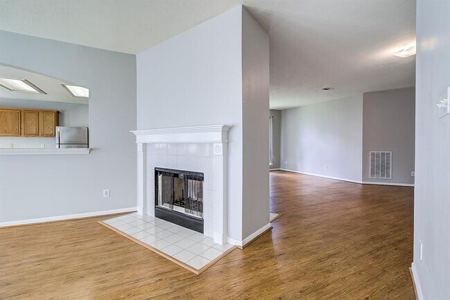 Building Photo - 4826 Linden Pl