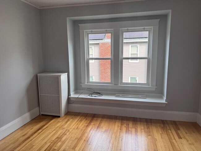 Building Photo - 398 Lovell St