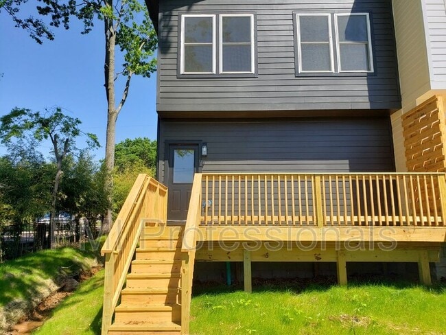 Building Photo - 215 Eisenhower Dr