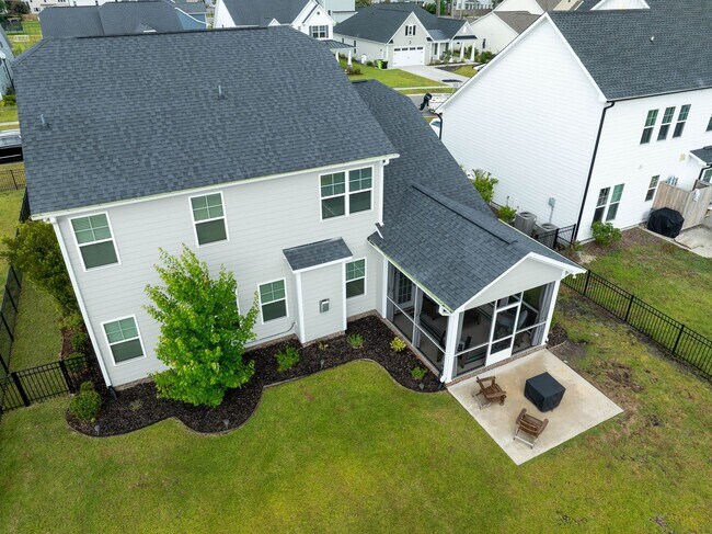 Building Photo - Stunning 4 bedroom 2.5 bath home located in Hampstead Wyndwater Community