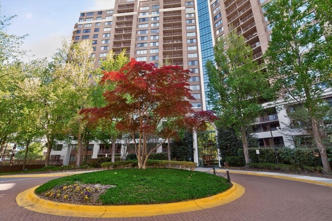 Building Photo - 10101 Grosvenor Pl