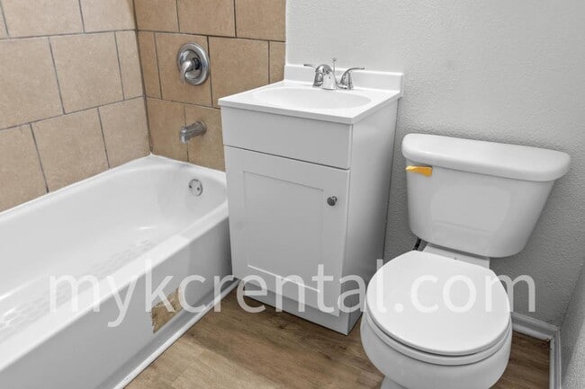 Building Photo - 1129 Hasbrook Ave