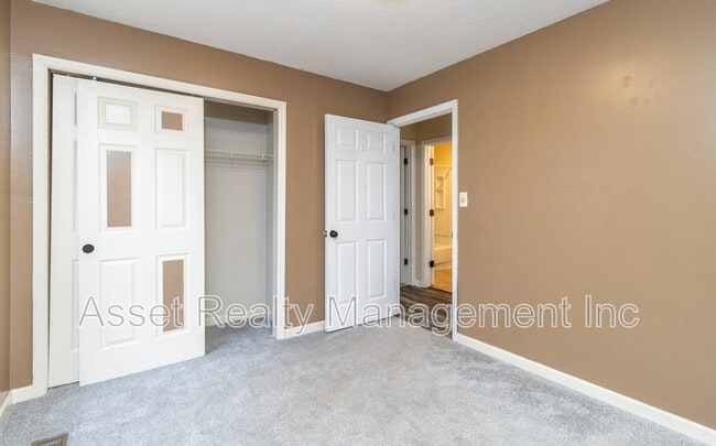 Building Photo - 1405 Wenlock Rd