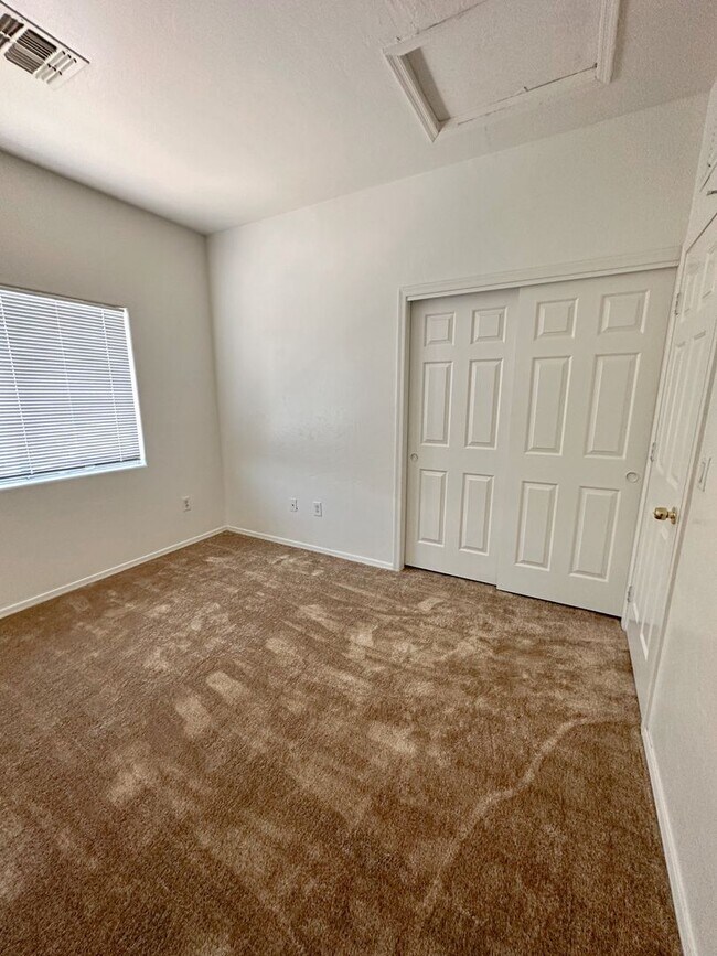 Building Photo - Large 4 bedroom home with Den - Corner lot...
