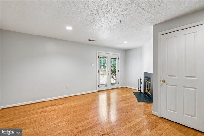 Building Photo - 631 Realm Ct W
