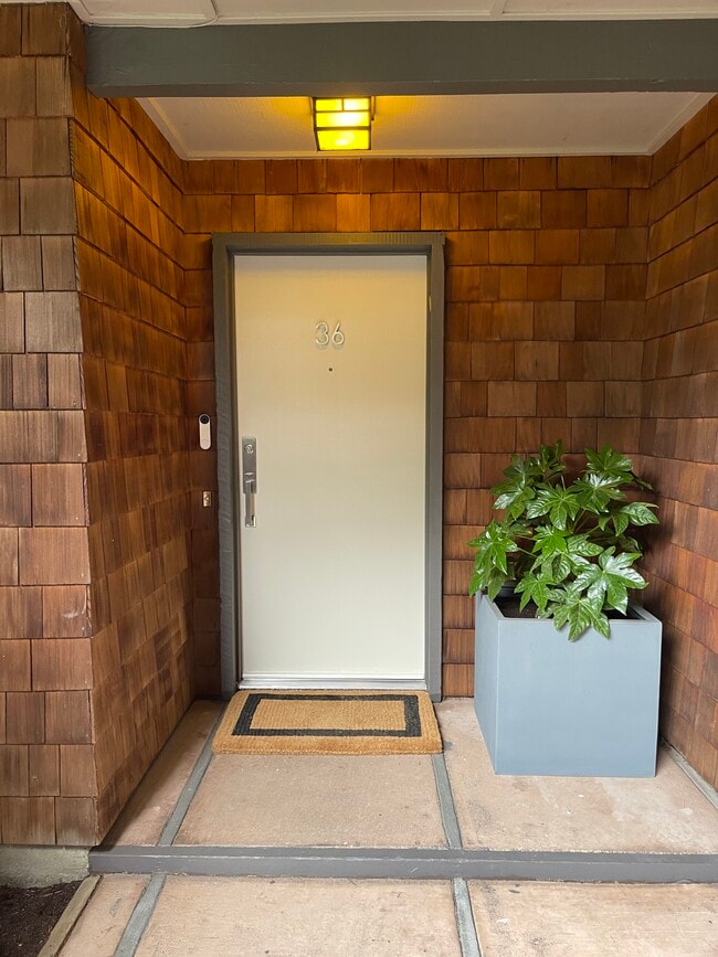 Building Photo - 36 Redwood Ave