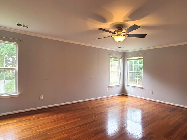 Building Photo - Gorgeous 6 BR Home, Convenient to Quantico & Commuting