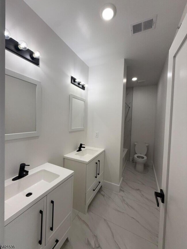 Building Photo - 223 Monroe Ave