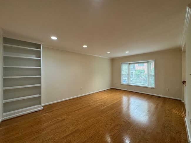 Building Photo - Well-Maintained 3 Bed 3.5 Bath Townhome Wi...