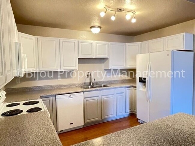 Building Photo - 6735 Delmonico Dr