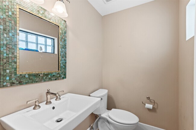 Building Photo - 1411 Elgin St