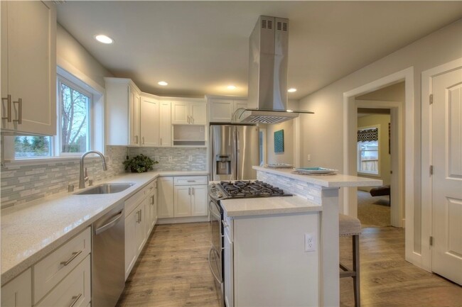 Building Photo - All inclusive master suite with private ba...