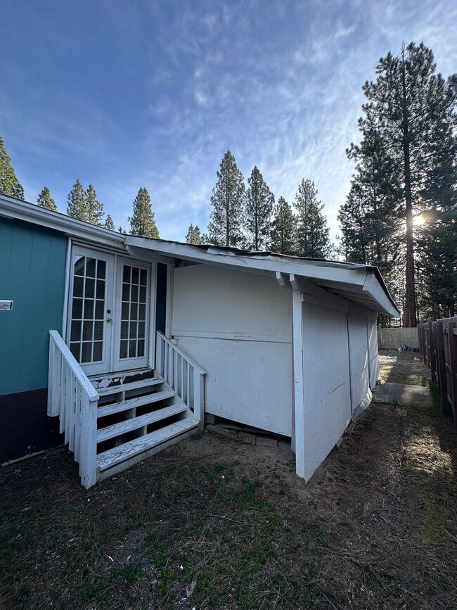 Building Photo - Adorable home in La Pine area, 1.5 acres fully fenced!!