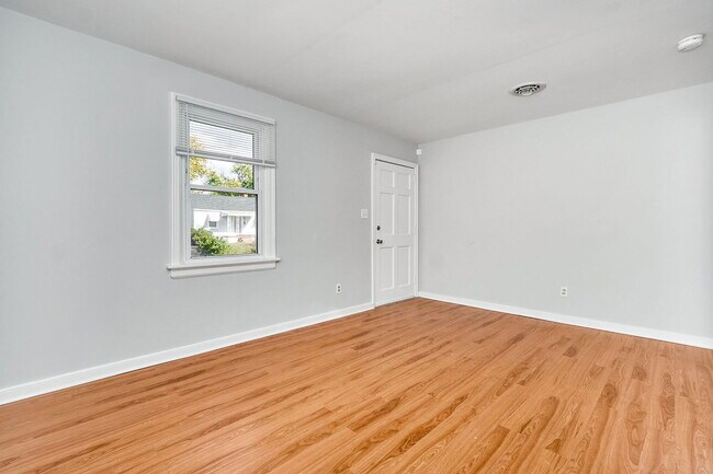 Building Photo - 1125 E 15th St