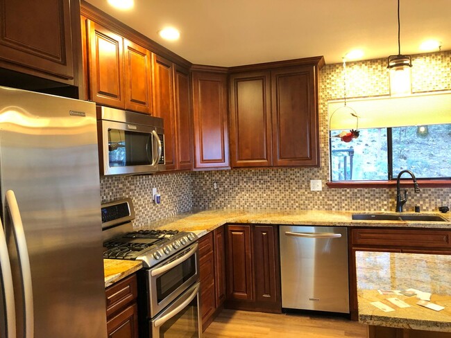 Building Photo - Gorgeous Alta Sierra Views with extra room.