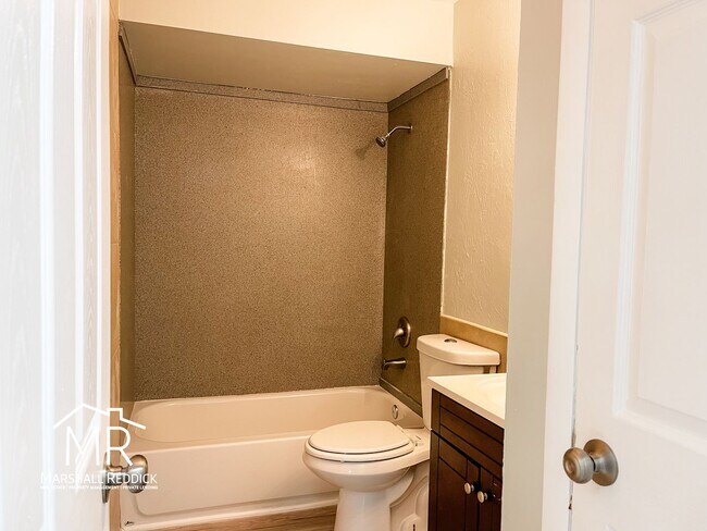 Building Photo - Charming 2 Bed 1 Bath Duplex in NE Cape