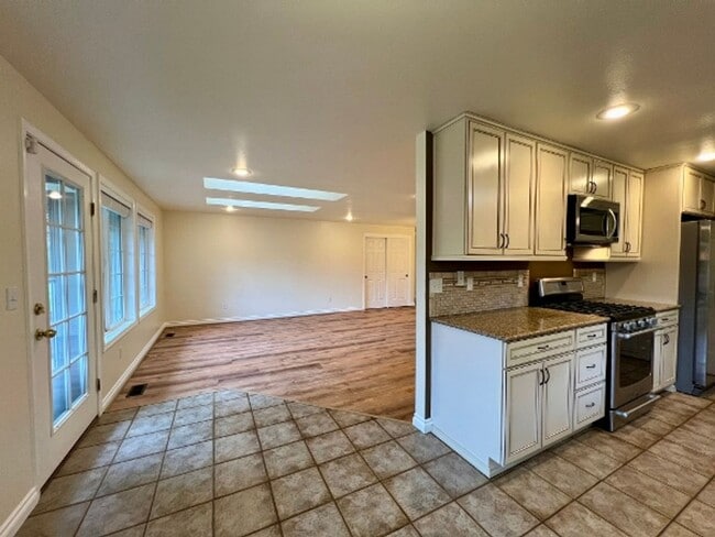 Building Photo - Renovated 3BD w/ Large Shop