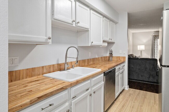 Building Photo - Great 2 bed 2 bath town house centrally lo...