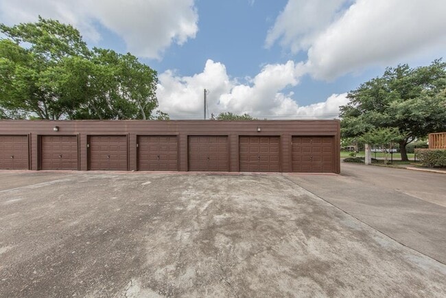 Building Photo - 737 Davis Rd