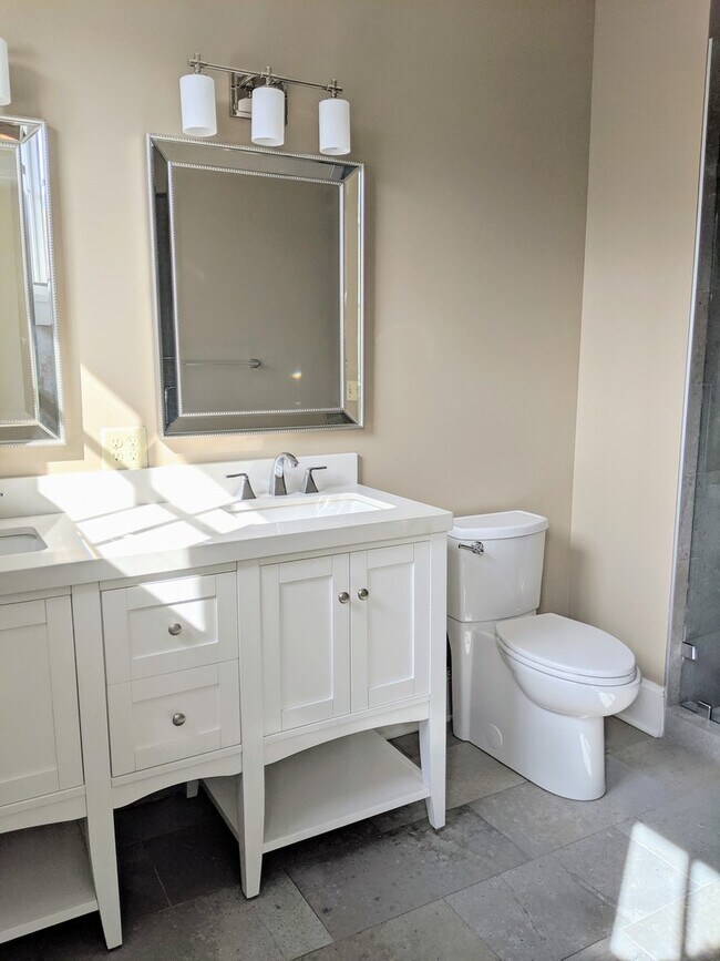 Building Photo - Luxurious Cheshire Village Town-home!