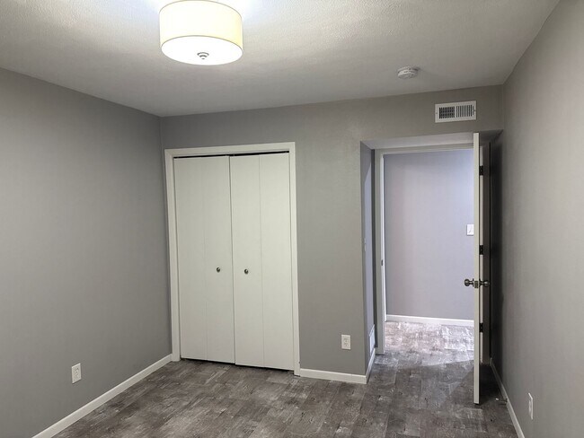 Building Photo - 921 Minns Dr