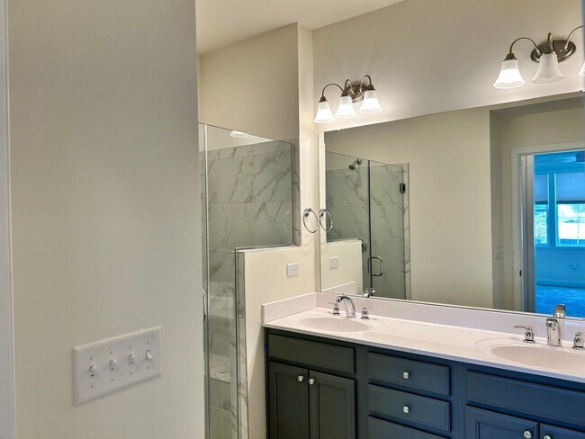 Building Photo - Large Townhome in Governors - East of Rout...