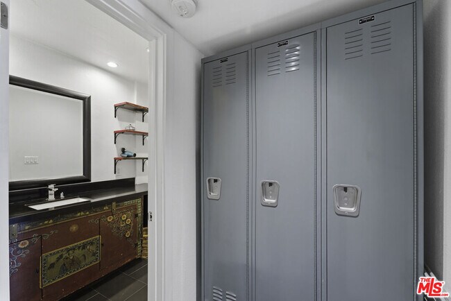 Building Photo - 740 Kings Rd