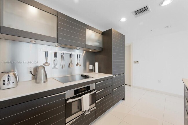 Building Photo - 200 Biscayne Blvd Way