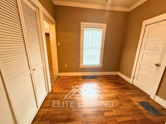 Building Photo - Charming 2 Bedroom Home with Hardwood Floors
